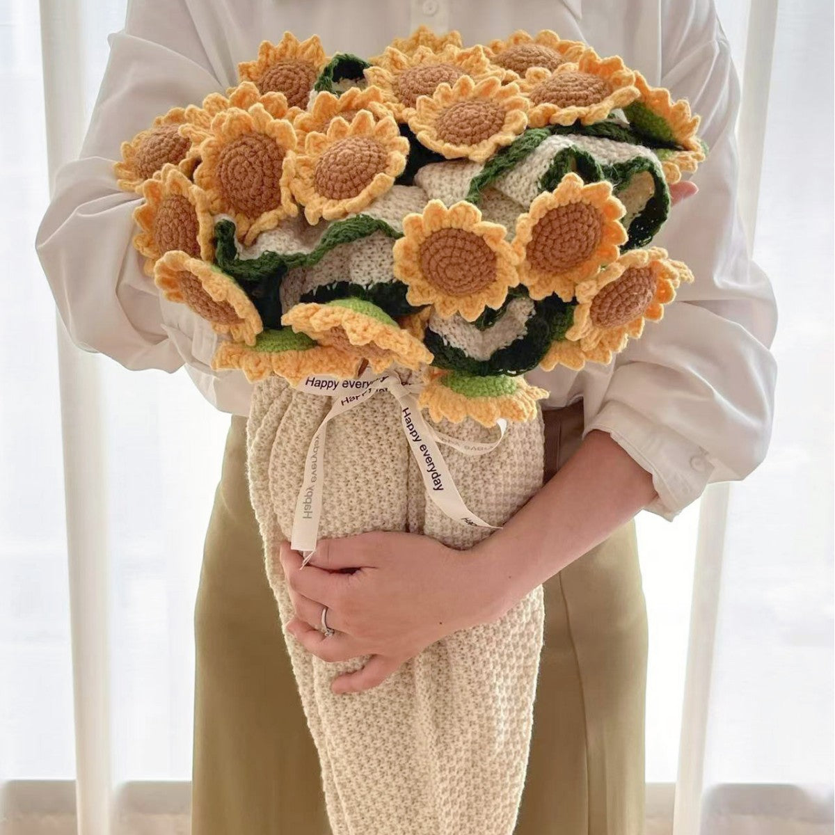 Handgefertigte Häkeldecke mit floralen 3D-Blüten