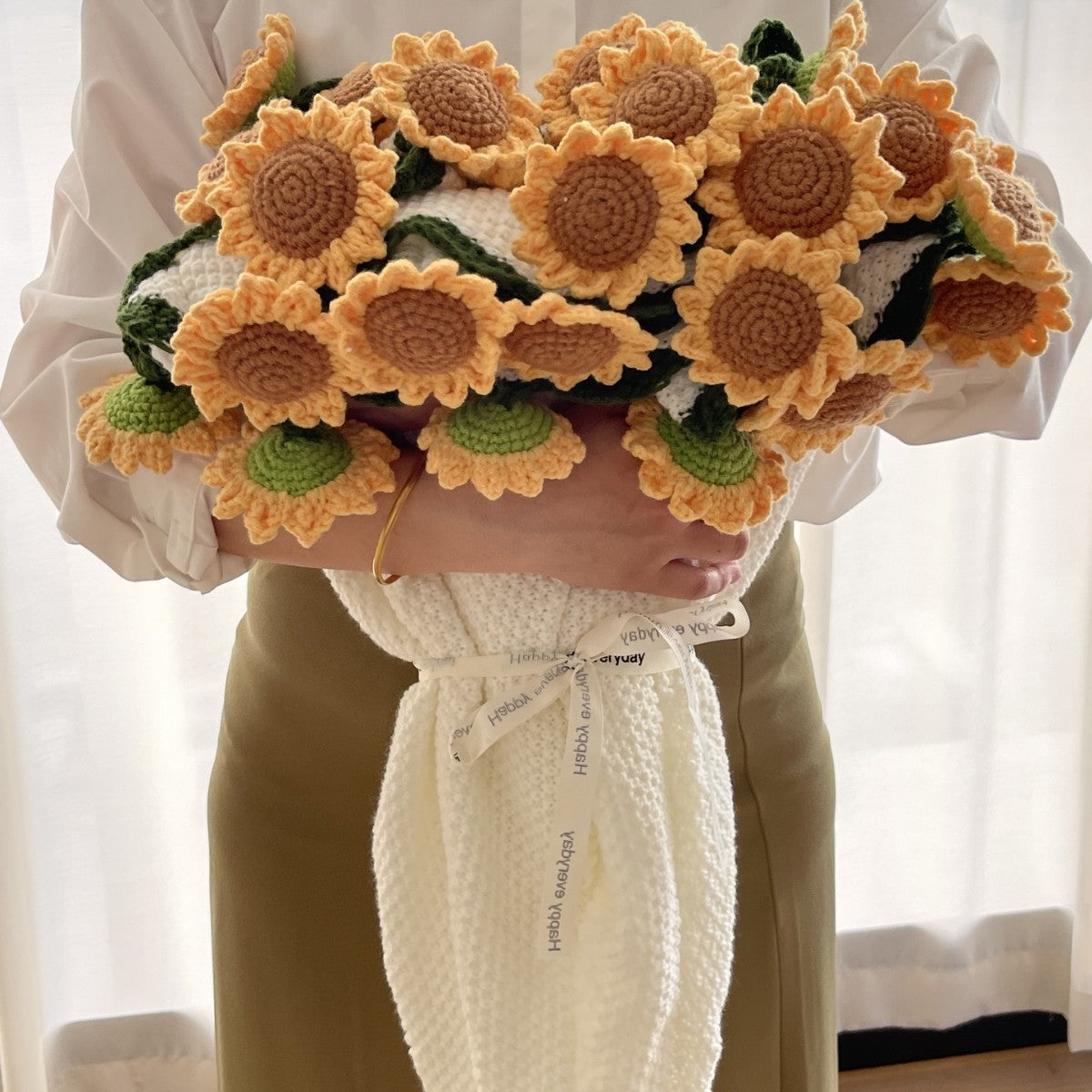 Handgefertigte Häkeldecke mit floralen 3D-Blüten