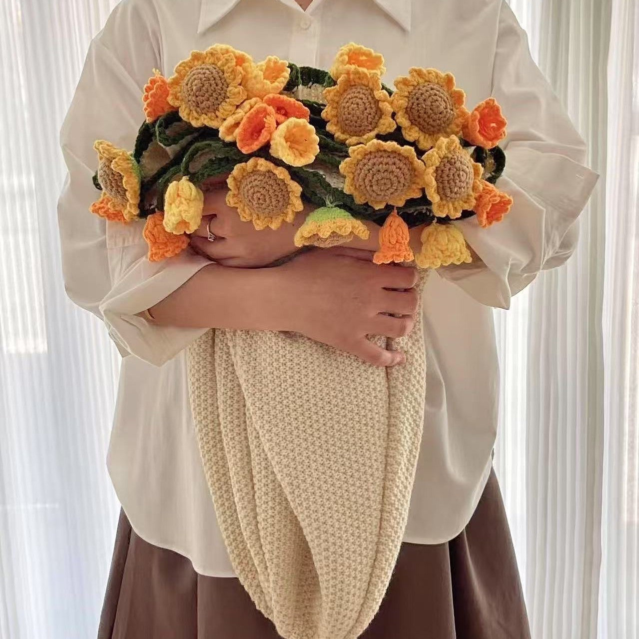 Handgefertigte Häkeldecke mit floralen 3D-Blüten